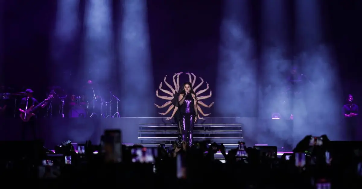 Home 16 Sunidhi Chauhan